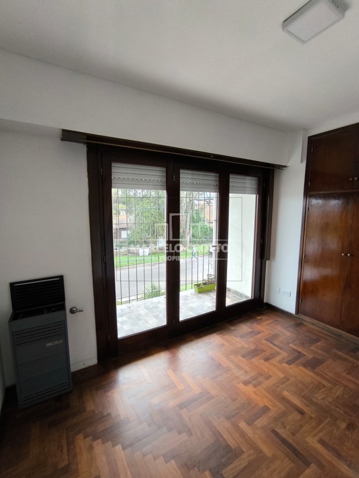 ALQUILER DE CHALET 4 AMBIENTES CON GARAGE, PATIO, PARQUE Y PARRILLA