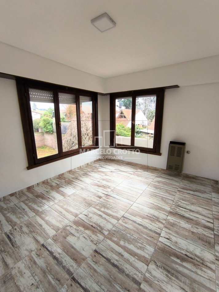 ALQUILER DE CHALET 4 AMBIENTES CON GARAGE, PATIO, PARQUE Y PARRILLA