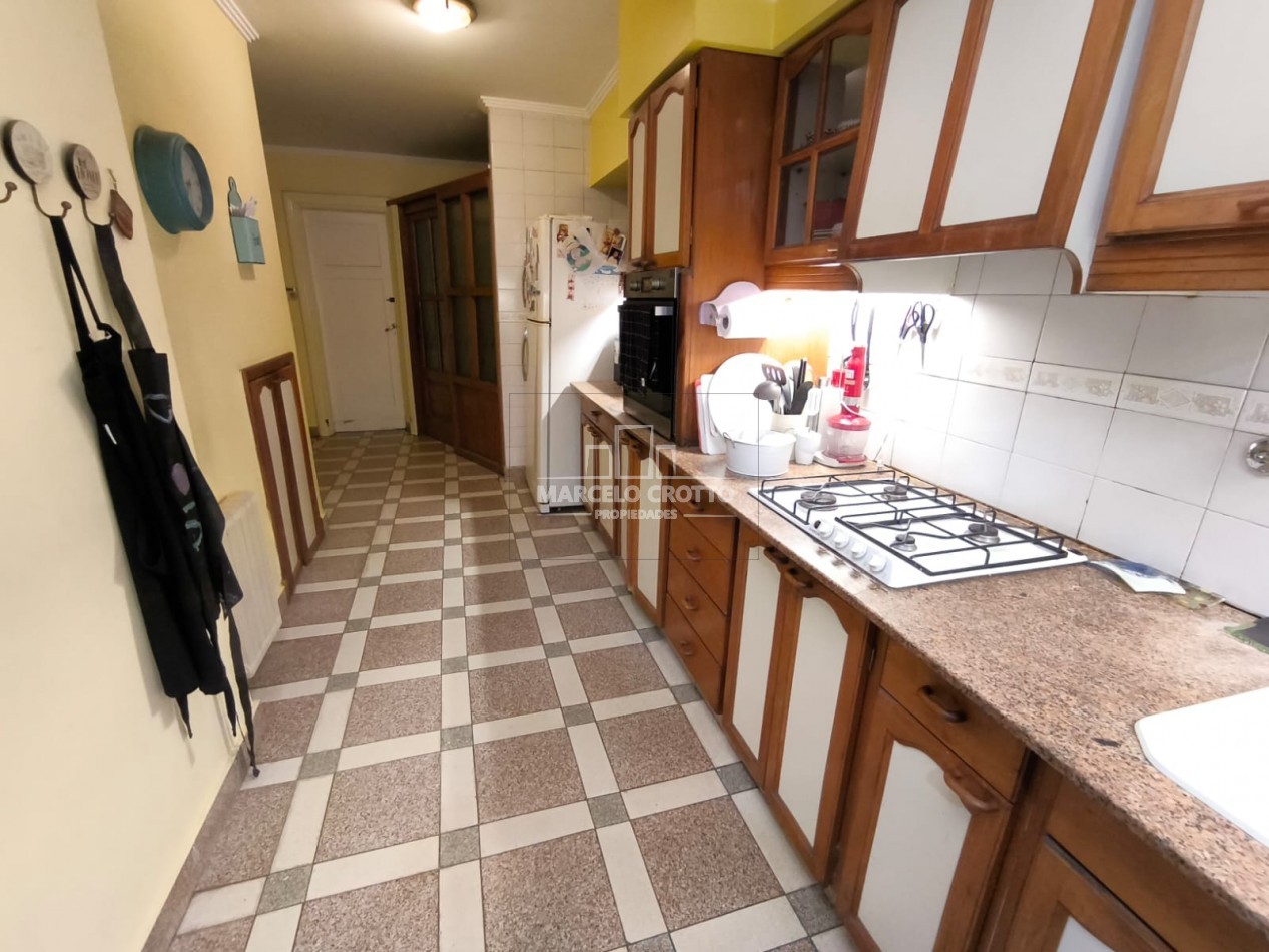 CHALET 5 AMBIENTES C/DEPENDENCIA, DOS PLANTAS CON GARAGE Y PARQUE