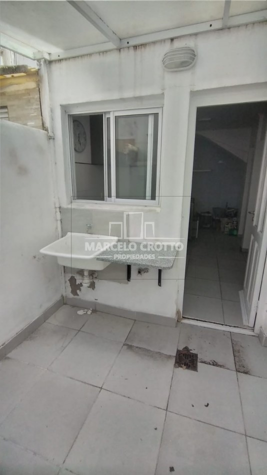 VENTA DE PH 3 AMBIENTES A LA CALLE CON PATIO BARRIO MACROCENTRO