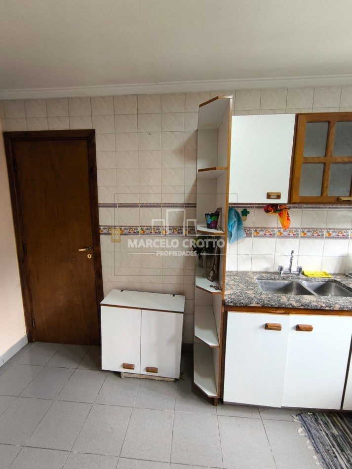 VENTA DE CHALET 3 AMBIENTES CON GARAGE DOBLE, PARQUE PATIO Y PARRILLA BARRIO CONSITUCION