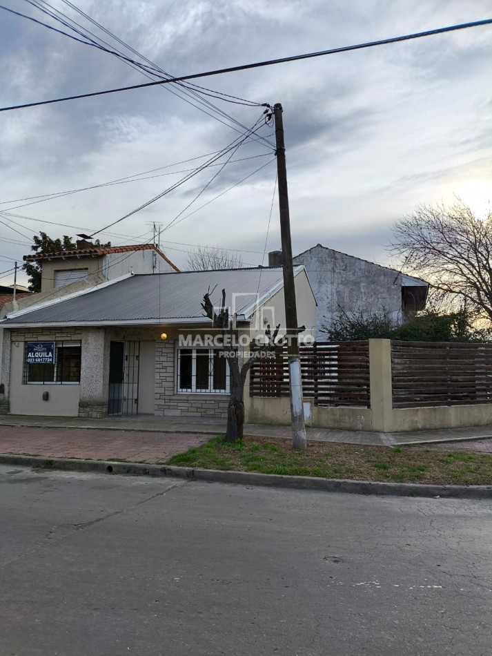 ALQUILER VIVIENDA CASA 3 AMBIENTES CON PATIO Y ESPACIO DE COCHERA DESCUBIERTO ZONA DON BOSCO Y AYACUCHO