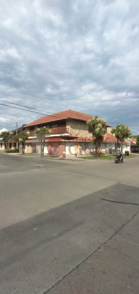 VENTA PH 4 AMBIENTES 3 BAÑLOS PLANTA BAJA CON GARAGE Y QUINCHO A UNA CUADRA DE JUAN B. JUSTO