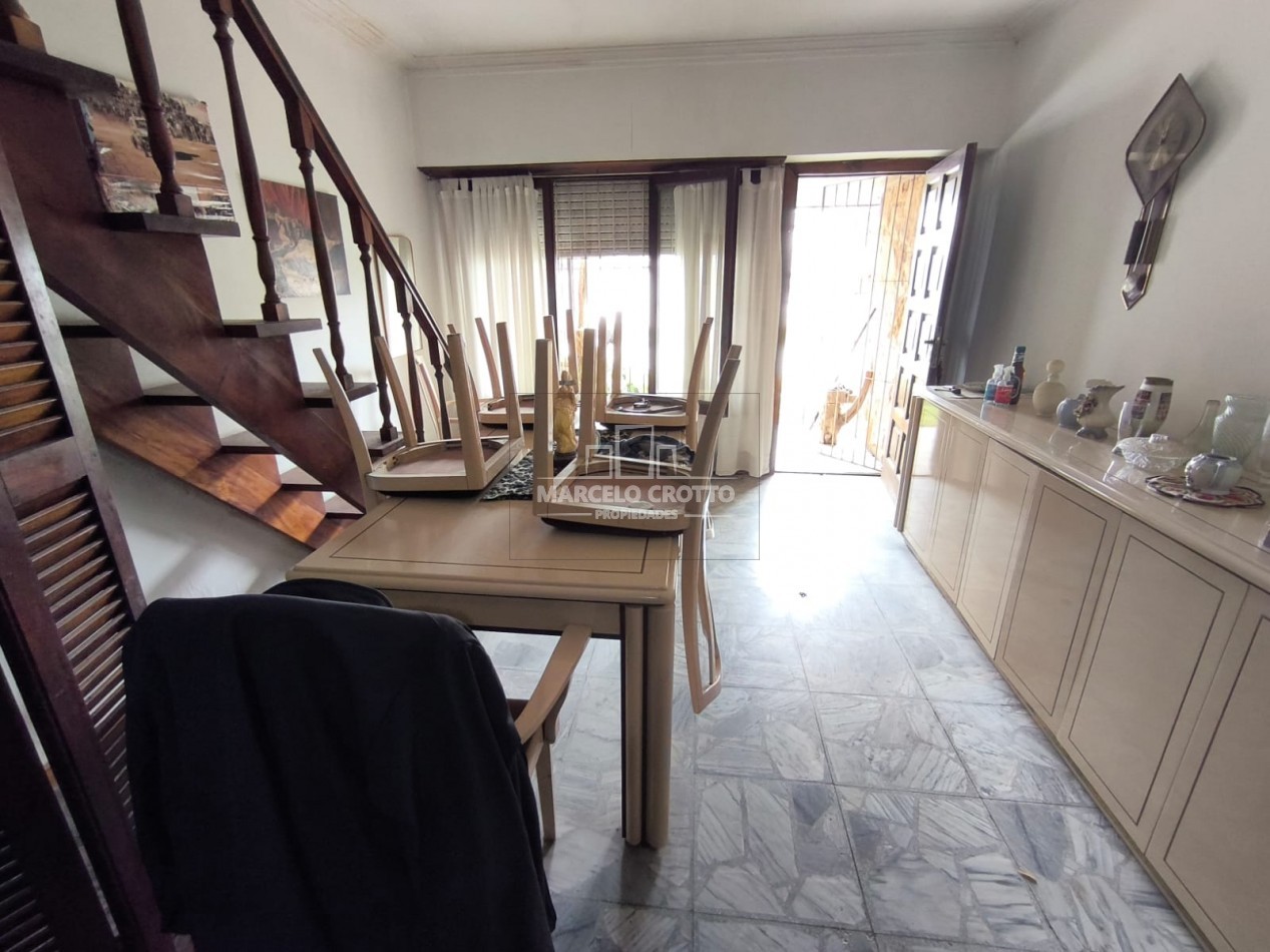 CHALET 4 AMBIENTES CON GALERIA, GARAGE Y PARQUE