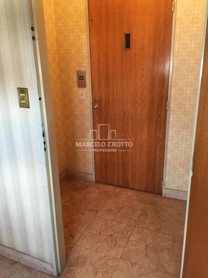 VENTA DEPARTAMENTO PISO 5 AMBIENTES CON BALCON A LA CALLE Y BAULERA ZONA MACROCENTRO