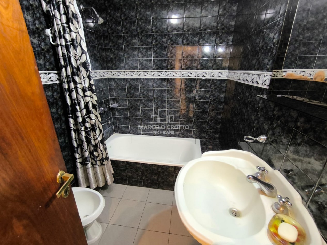 VENTA DE CHALET 3 AMBIENTES CON GARAGE DOBLE, PARQUE PATIO Y PARRILLA BARRIO CONSITUCION