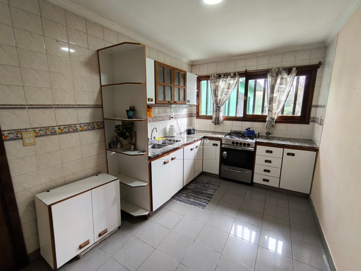 VENTA DE CHALET 3 AMBIENTES CON GARAGE DOBLE, PARQUE PATIO Y PARRILLA BARRIO CONSITUCION