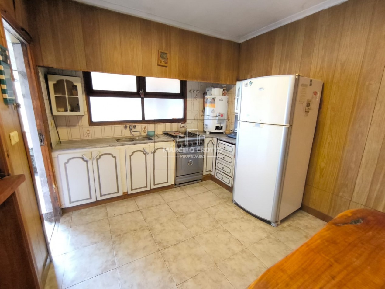 CHALET 4 AMBIENTES CON GALERIA, GARAGE Y PARQUE