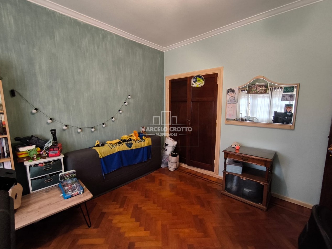 CHALET 5 AMBIENTES C/DEPENDENCIA, DOS PLANTAS CON GARAGE Y PARQUE
