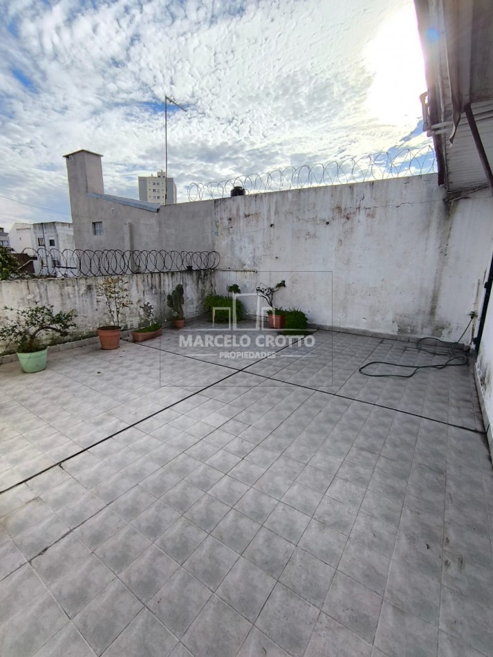 ALQUILER VIVIENDA 24 MESES CHALET 3 AMTIENTES CON PATIO Y QUINCHO EN PLANTA ALTA ZONA MALVINAS Y LIBERTAD
