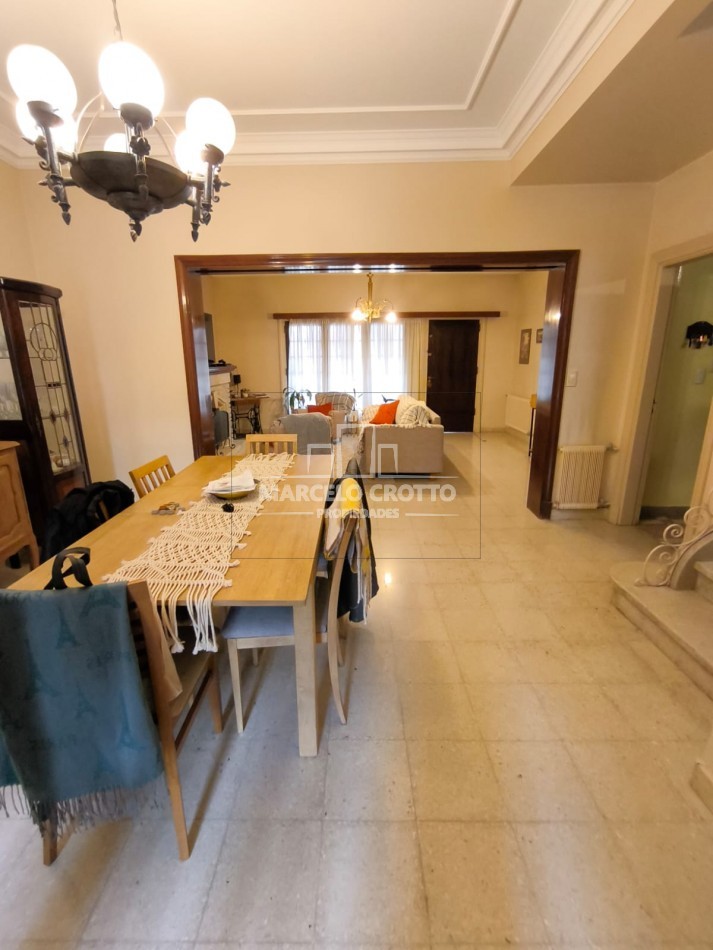 CHALET 5 AMBIENTES C/DEPENDENCIA, DOS PLANTAS CON GARAGE Y PARQUE