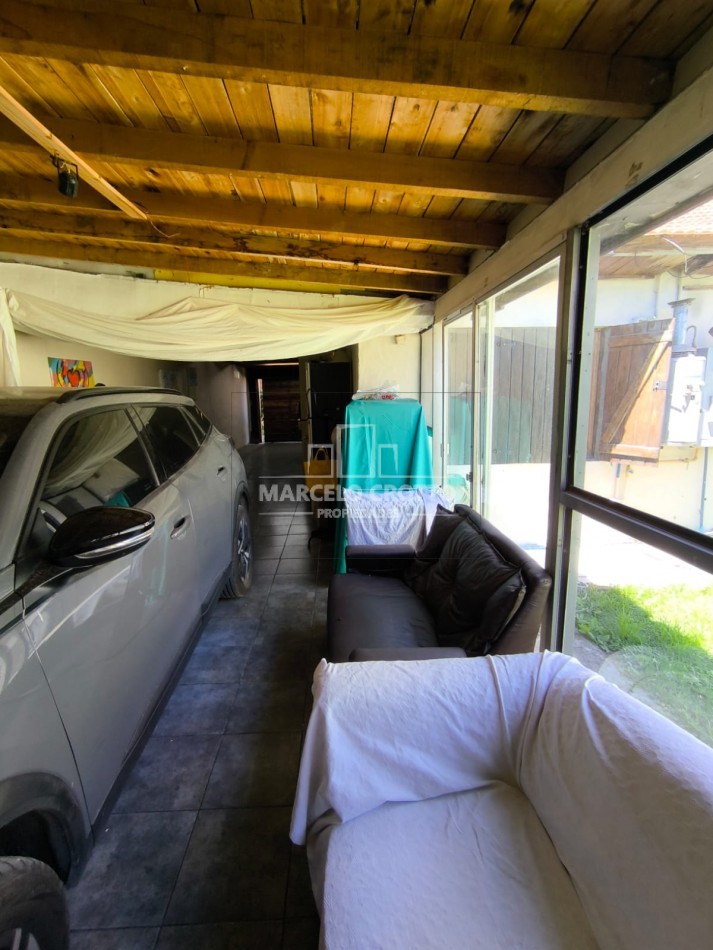 VENTA CHALET 3 AMBIENTES GARAGE PARQUE QUINCHO Y PILETA, BARRIO VILLA PRIMERA