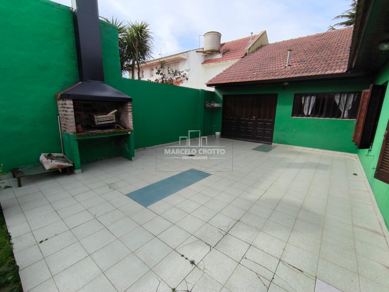 VENTA DE CHALET 3 AMBIENTES CON GARAGE DOBLE, PARQUE PATIO Y PARRILLA BARRIO CONSITUCION