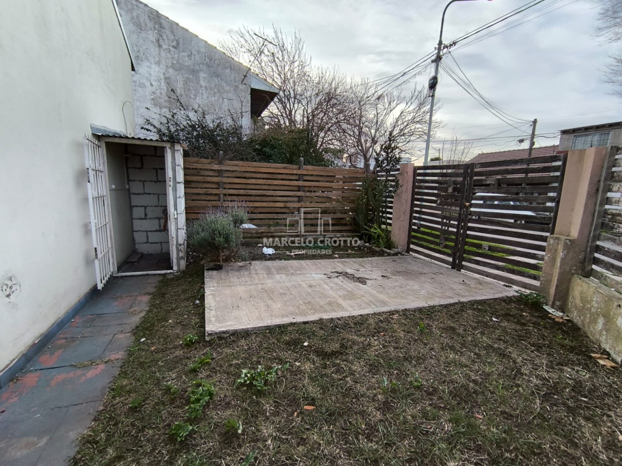 ALQUILER VIVIENDA CASA 3 AMBIENTES CON PATIO Y ESPACIO DE COCHERA DESCUBIERTO ZONA DON BOSCO Y AYACUCHO