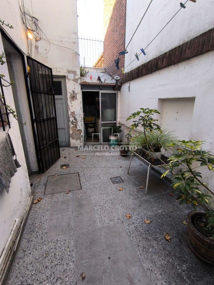 VENTA DE CASA EN  PH PLANTA BAJA (SOLO 2 UNIDADES) 4 AMBIENTES GARAGE Y PATIO, BARRIO LA PERLA