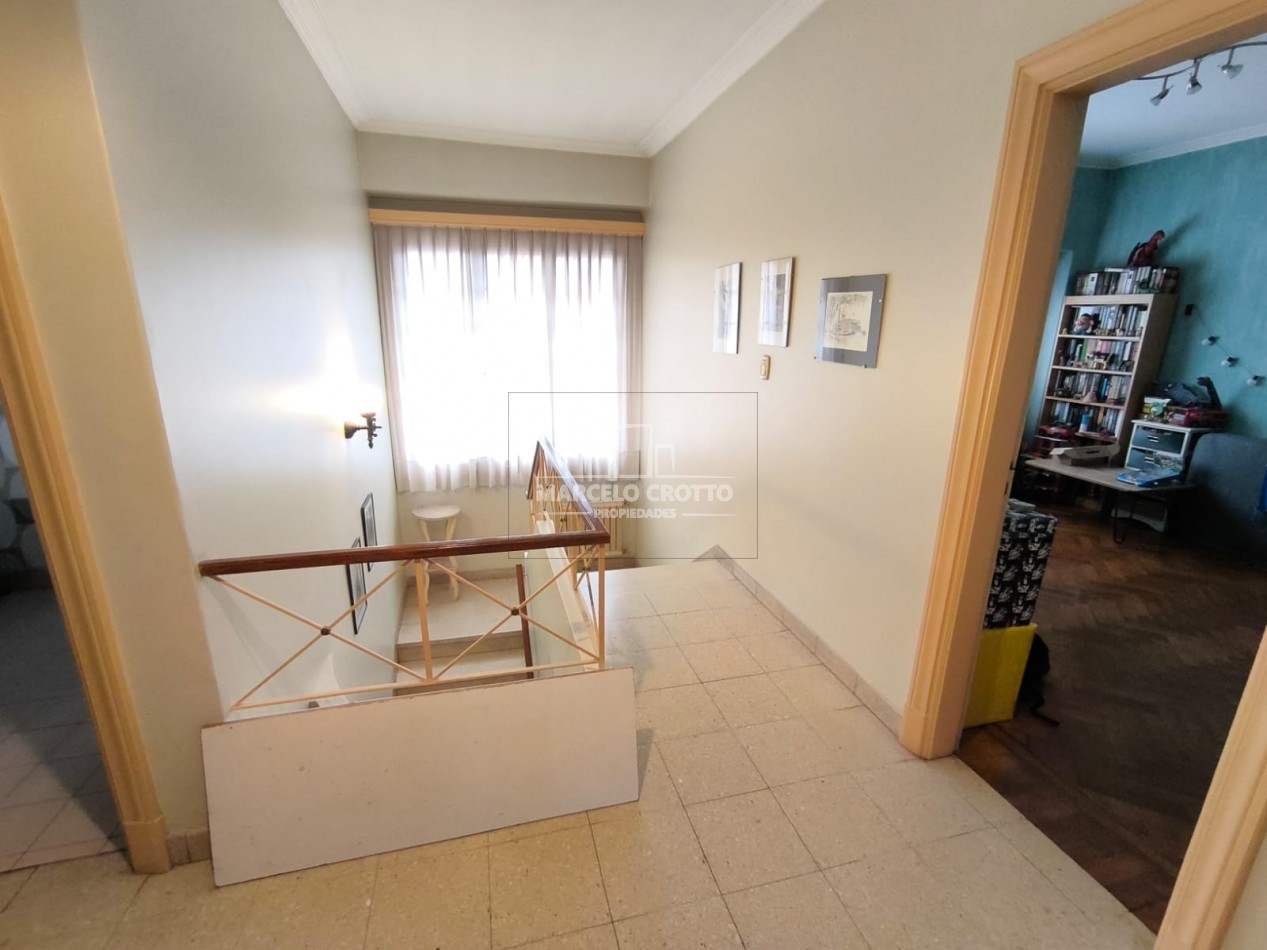 CHALET 5 AMBIENTES C/DEPENDENCIA, DOS PLANTAS CON GARAGE Y PARQUE