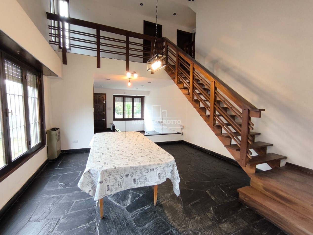 ALQUILER DE CHALET 4 AMBIENTES CON GARAGE, PATIO, PARQUE Y PARRILLA