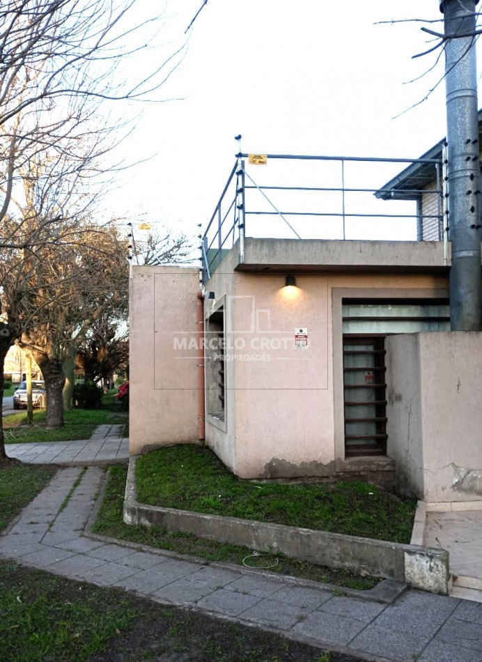 ALQUILER DE CASA 4 AMBIENTES CON GARAGE PARRILLA Y PATIO