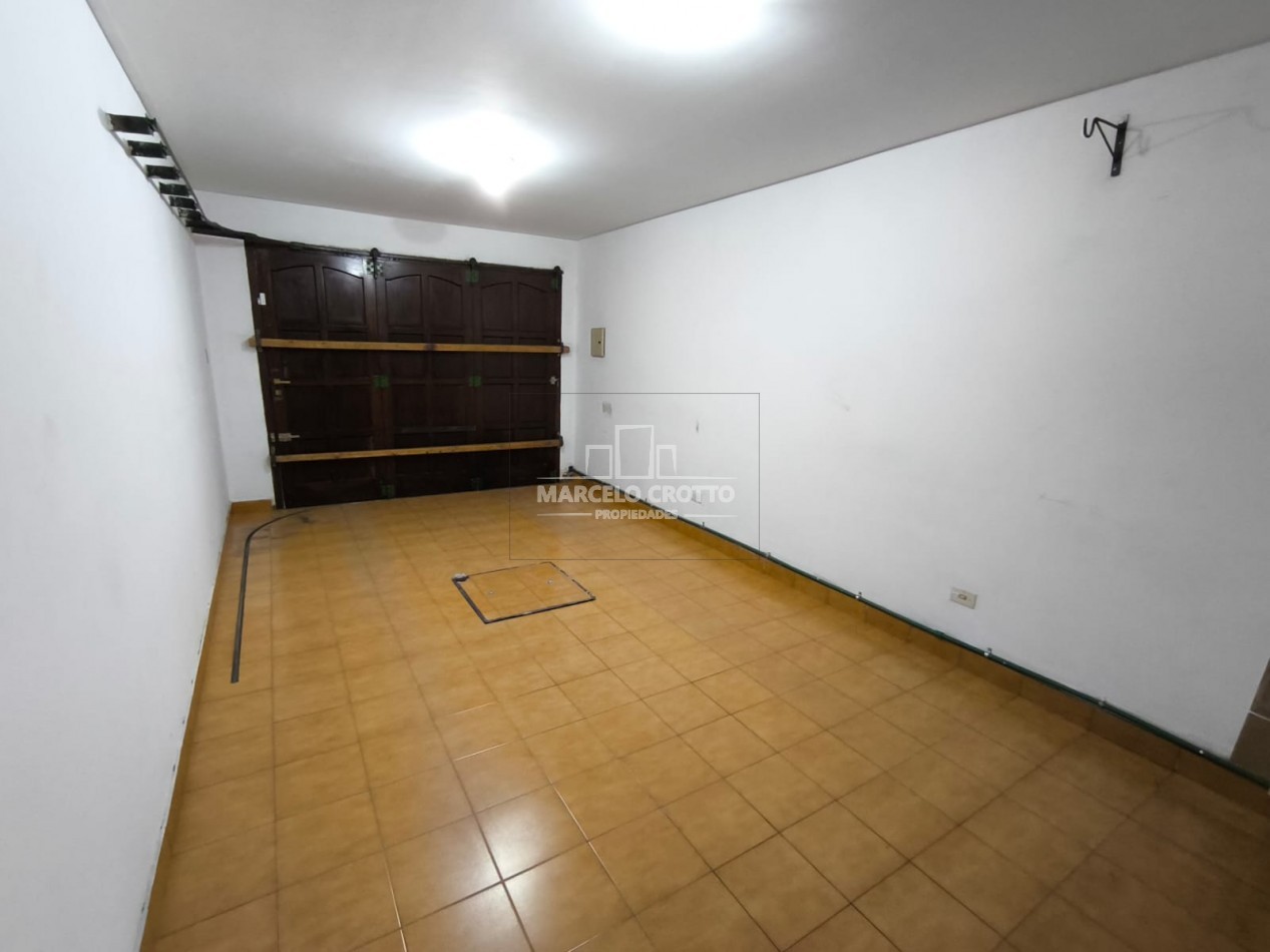 ALQUILER DE CHALET 4 AMBIENTES CON GARAGE, PATIO, PARQUE Y PARRILLA