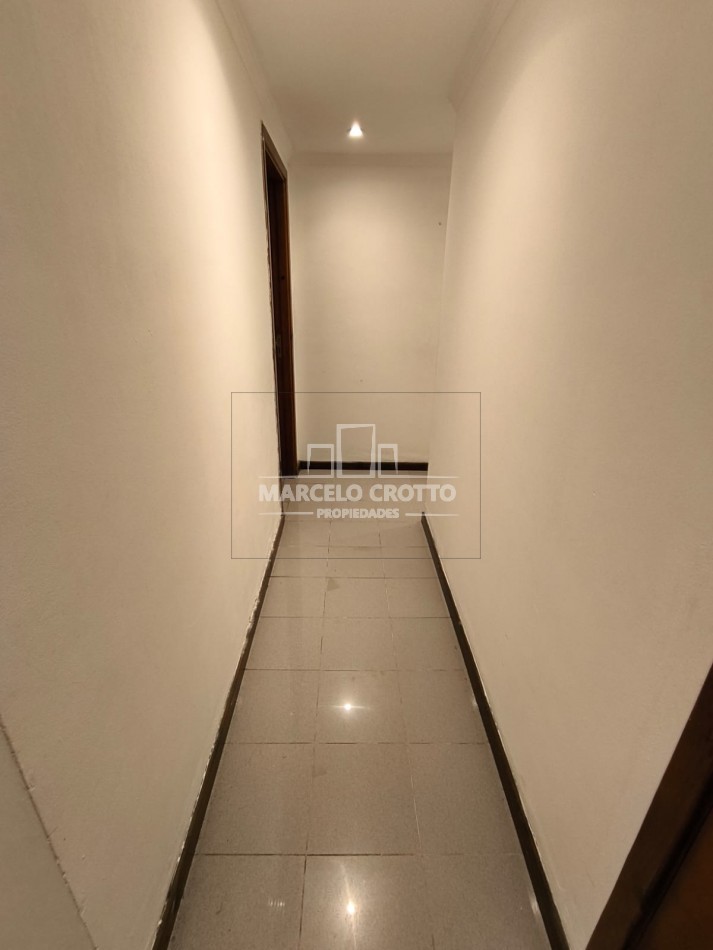 VENTA DE CHALET 3 AMBIENTES CON GARAGE DOBLE, PARQUE PATIO Y PARRILLA BARRIO CONSITUCION
