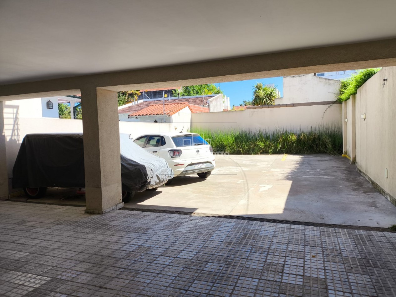 ALQUILER DEPARTAMENTO SEMIPISO 2 AMBIENTES CON BALCON CORRIDO A LA CALLE Y COCHERA, BARRIO CHAUVIN