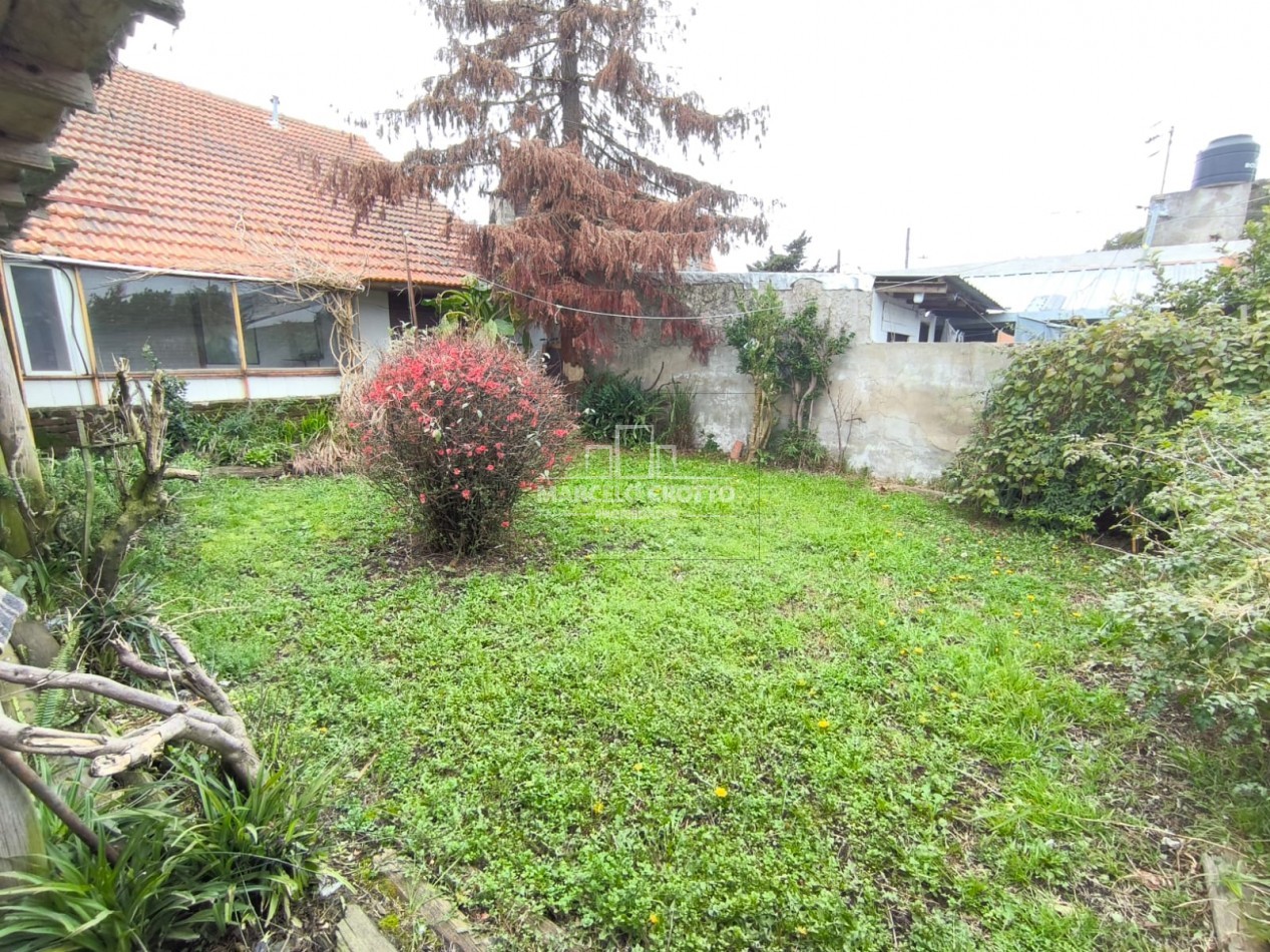 CHALET 4 AMBIENTES CON GALERIA, GARAGE Y PARQUE