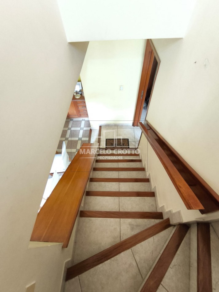 CHALET 5 AMBIENTES C/DEPENDENCIA, DOS PLANTAS CON GARAGE Y PARQUE