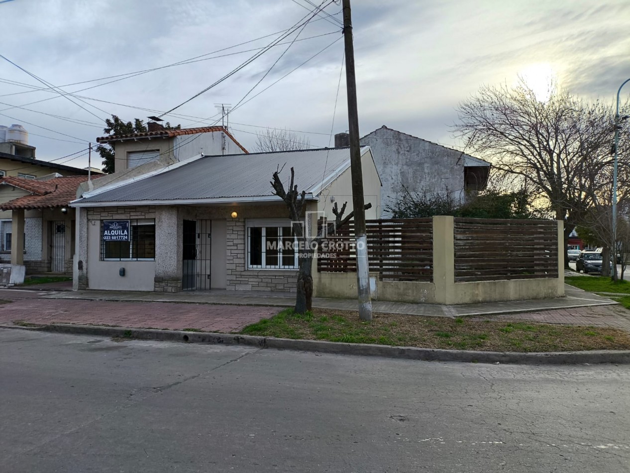 ALQUILER VIVIENDA CASA 3 AMBIENTES CON PATIO Y ESPACIO DE COCHERA DESCUBIERTO ZONA DON BOSCO Y AYACUCHO