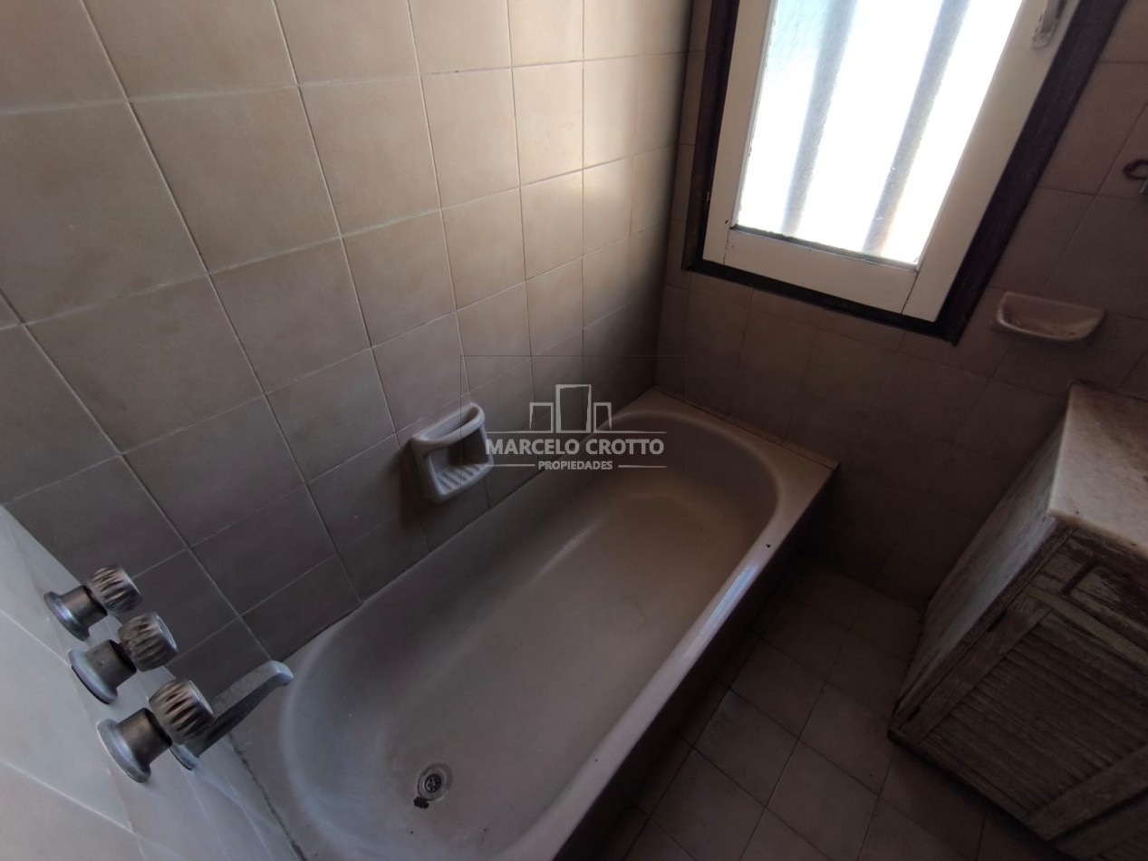 ALQUILER DE CASA 4 AMBIENTES CON GARAGE PARRILLA Y PATIO