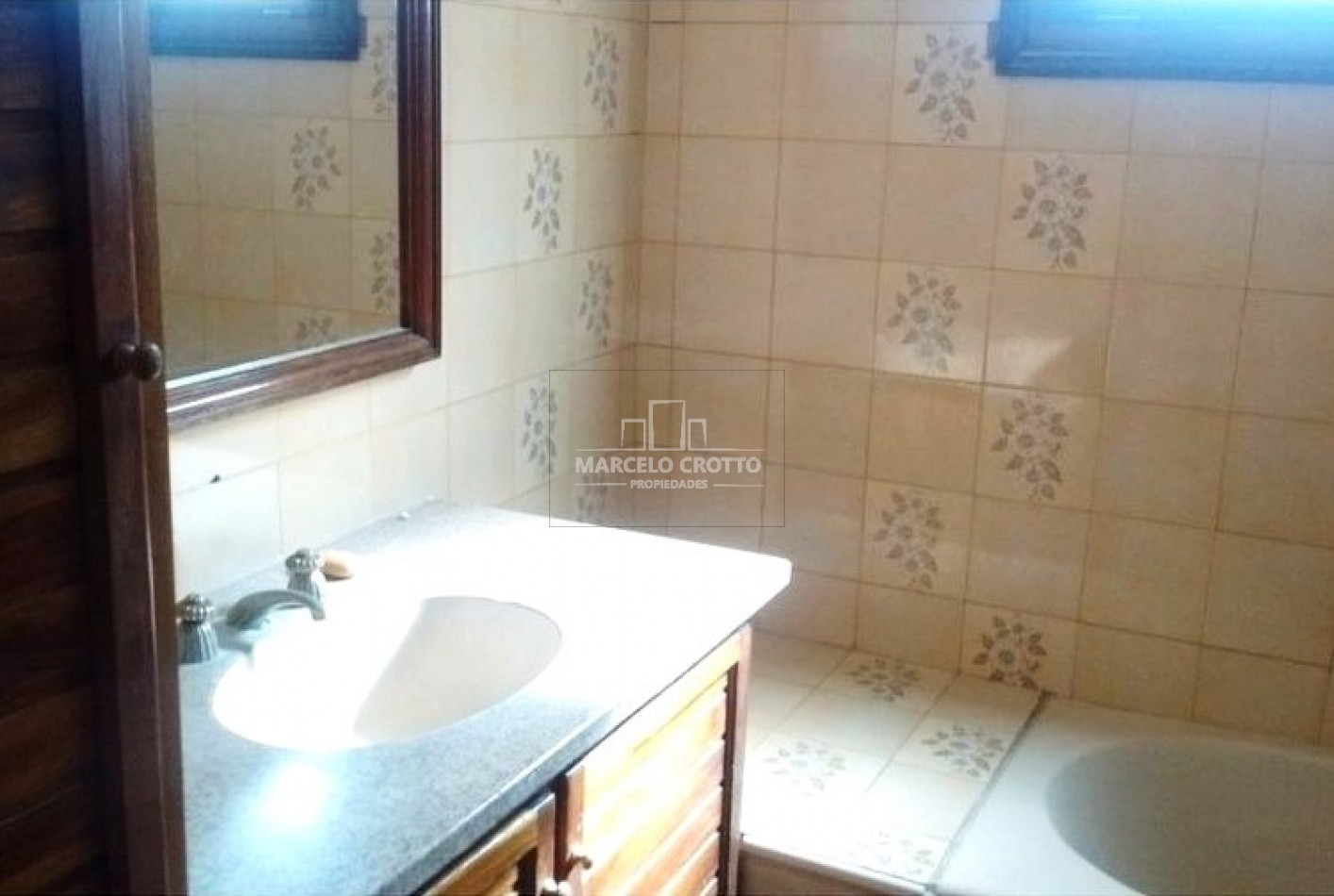 VENTA CHALET 5 AMBIENTES GARAGE DOBLE PARQUE Y QUNCHO BARRIO SAN CARLOS