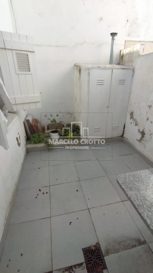 VENTA DE PH 3 AMBIENTES A LA CALLE CON PATIO BARRIO MACROCENTRO