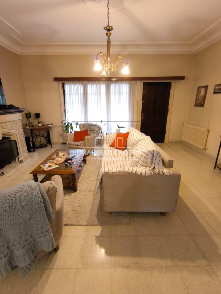 CHALET 5 AMBIENTES C/DEPENDENCIA, DOS PLANTAS CON GARAGE Y PARQUE