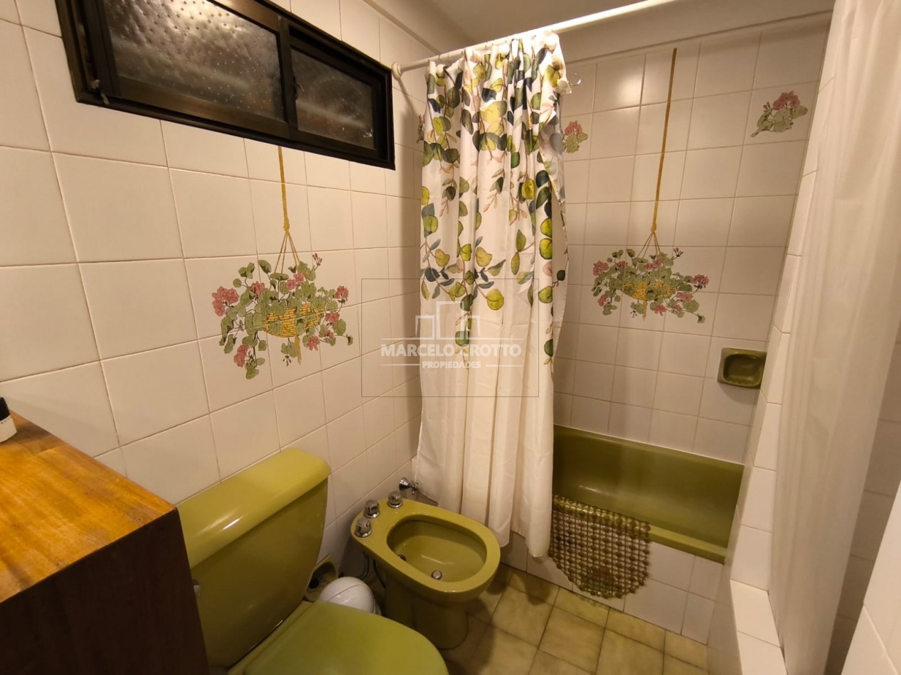 ALQUILER DE CHALET 4 AMBIENTES CON GARAGE, PATIO, PARQUE Y PARRILLA