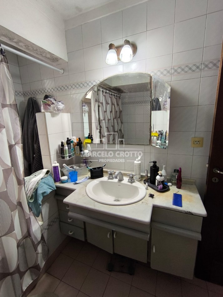 CHALET 5 AMBIENTES C/DEPENDENCIA, DOS PLANTAS CON GARAGE Y PARQUE