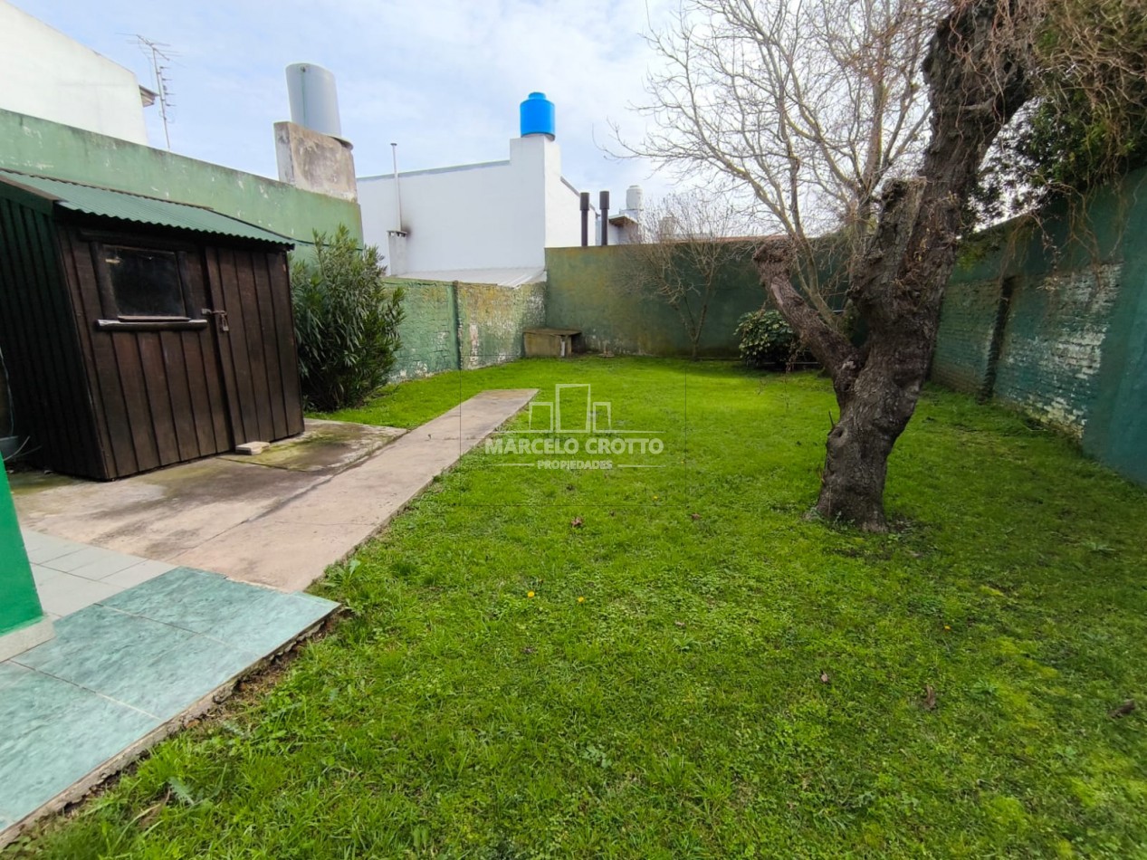 VENTA DE CHALET 3 AMBIENTES CON GARAGE DOBLE, PARQUE PATIO Y PARRILLA BARRIO CONSITUCION