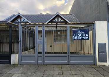 ALQUILER DUPLEX 3 AMBIENTES CON ENTRADA DE VEHICULO SEMICUBIERTA, PARRILLA Y PATIO