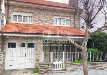 CHALET 5 AMBIENTES C/DEPENDENCIA, DOS PLANTAS CON GARAGE Y PARQUE