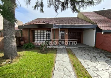 VENTA DE CHALET 3 AMBIENTES CON GARAGE DOBLE, PARQUE PATIO Y PARRILLA BARRIO CONSITUCION