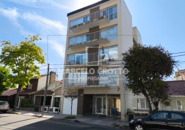 ALQUILER DEPARTAMENTO SEMIPISO 2 AMBIENTES CON BALCON CORRIDO A LA CALLE Y COCHERA, BARRIO CHAUVIN